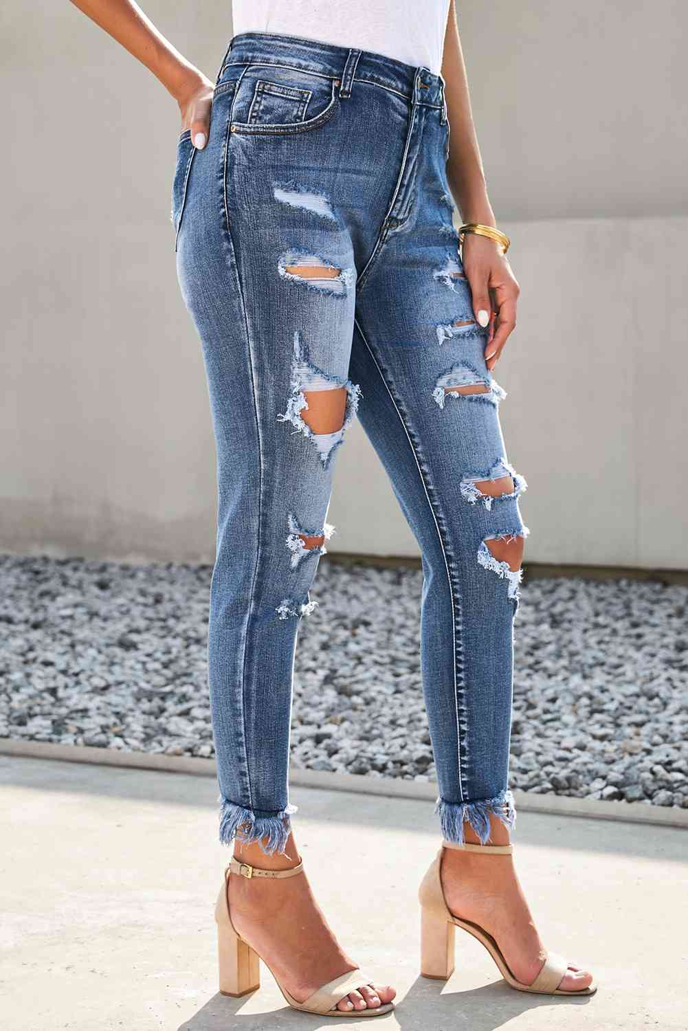 Baeful Distressed Frayed Hem Cropped Jeans